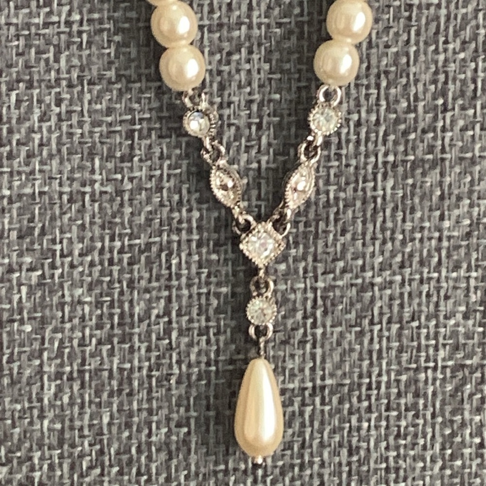 Two faux pearl necklaces - 1 vint goldtone floral 13” & 1 silvertone modern 18” - Picture 3 of 8